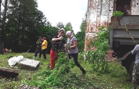 Энтузиасты во главе с сельским старостой приводят в порядок уникальный некрополь