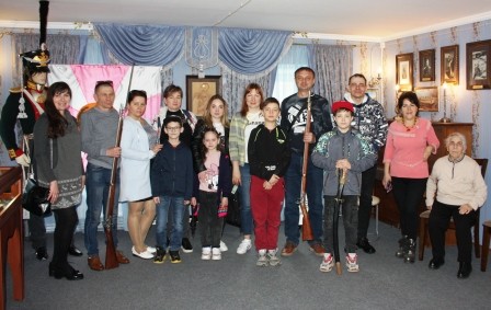 Группа эвакуированных из Мариуполя посетила "Усадьбу двух генералов"